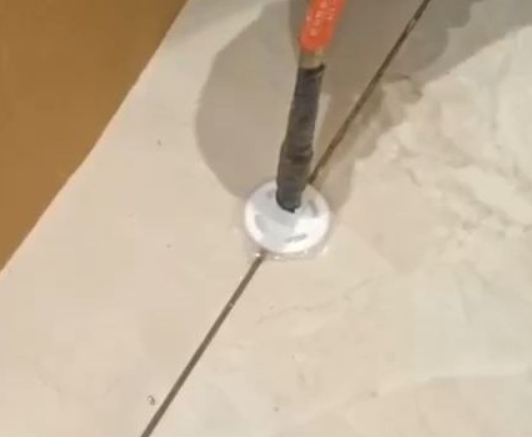 安源瓷砖空鼓维修公司专业解答瓷砖在铺贴过程中，如果没有涂抹均匀到位的粘结材料（如水泥砂浆或瓷砖胶），可能会导致以下问题